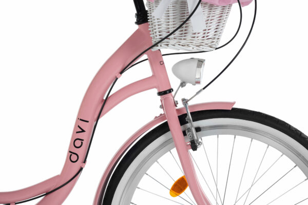 Rosa cykel med vit korg och lampa framtill.