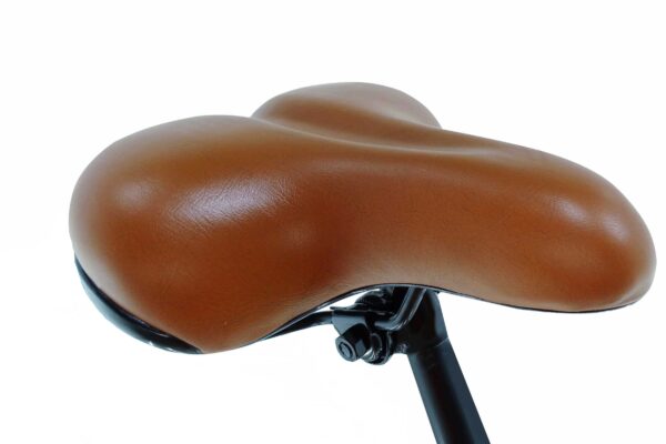 Brun cykelsadel med stång, närbild.