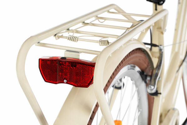 Cykelbelysning och pakethållare på beige cykel