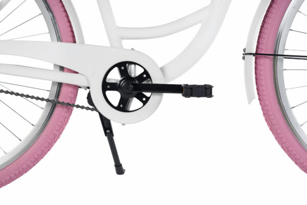 Vit cykel med rosa däck och svarta pedaler.