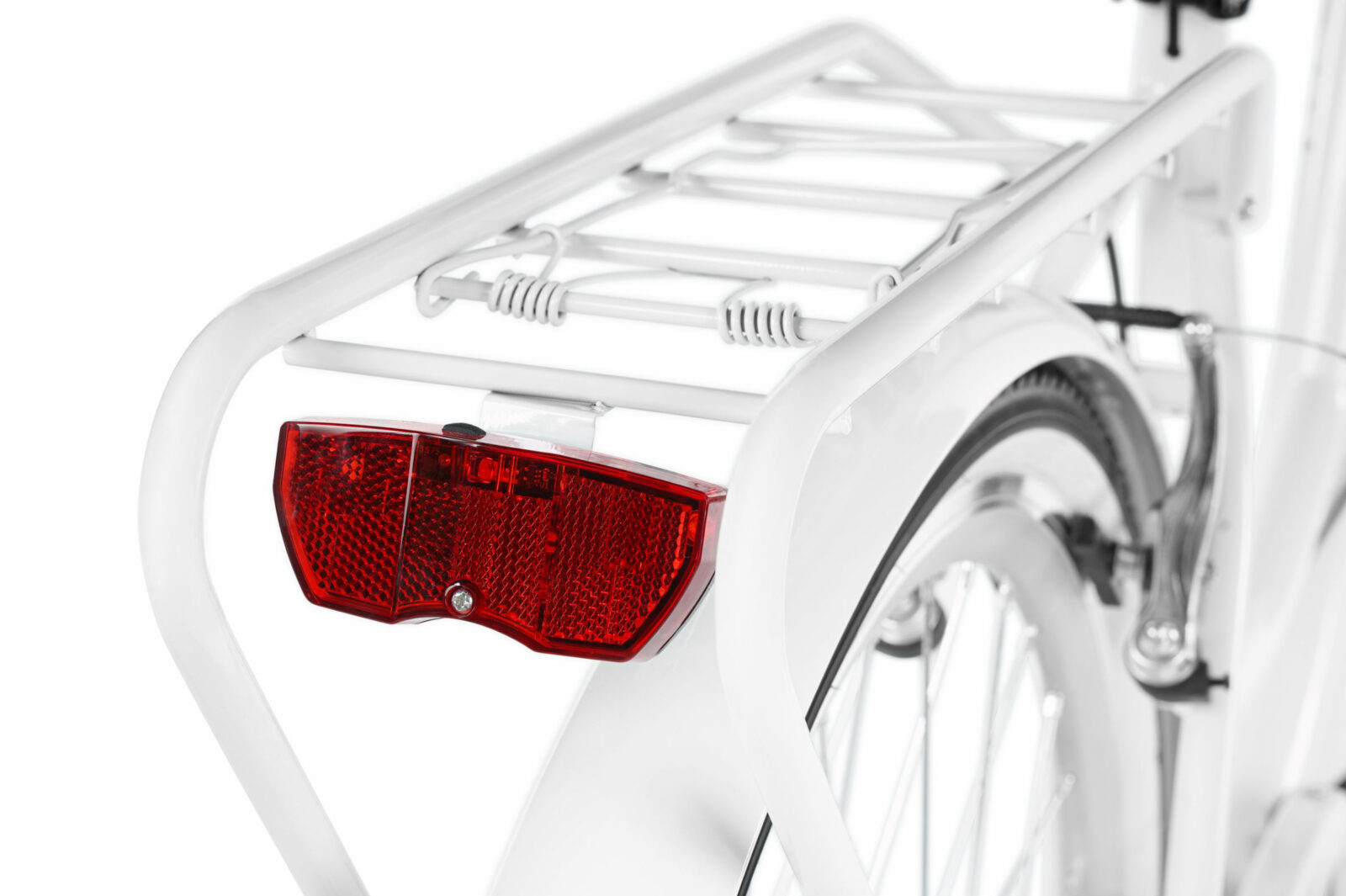 Vit cykel med röd baklykta på pakethållare.