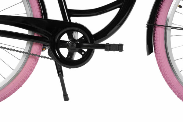 Cykel med rosa däck och svart ram
