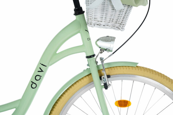 Grön cykel med korg och gul däckreflex.