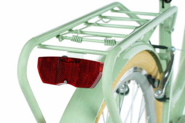 Grön cykel med pakethållare och rött bakljus