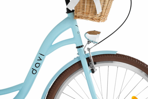 Blå cykel med korg och brun däckdesign.