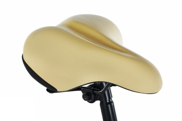 Beige cykelsadel på cykelstolpe.