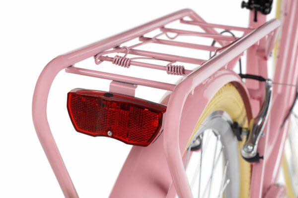 Närbild av rosa cykel med reflex och pakethållare.