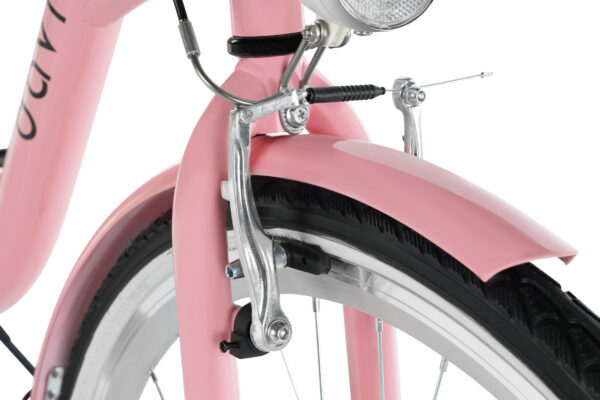 Detalj av rosa cykelframgaffel med broms och stänkskärm.