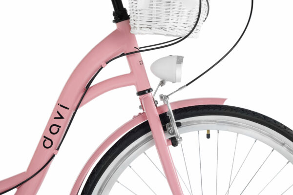 Rosa cykel med vit flätad korg fram