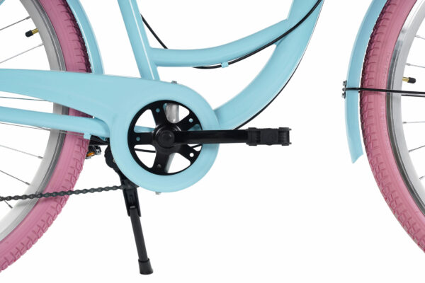 Ljusröd och blå cykel med kedjeskydd.