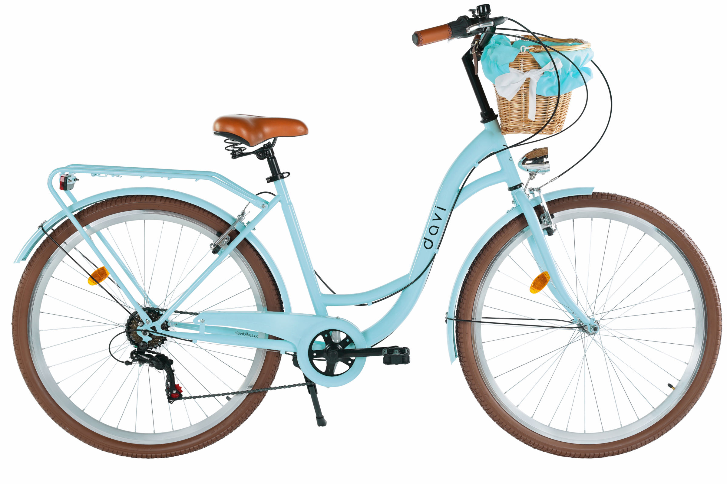 Světle modrý městský bicykl s košíkem