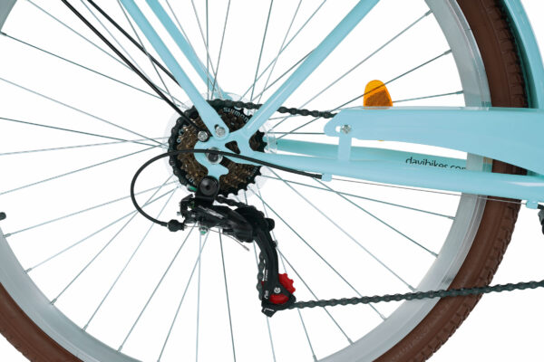 Detail zadního kola modrého jízdního kola