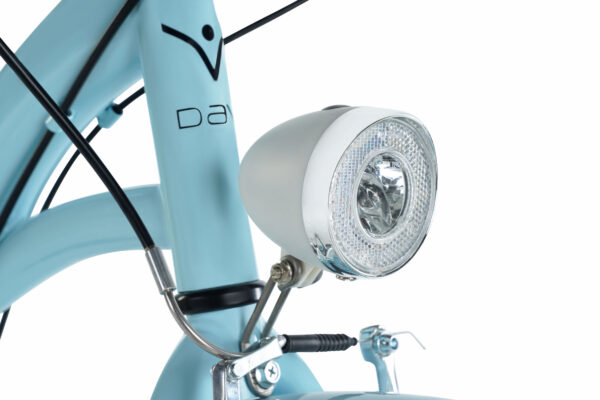 Framlampa på ljusblå cykel.