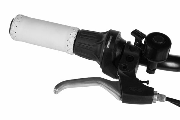 Cykelstyres växel, handtag och ringklocka, närbild.