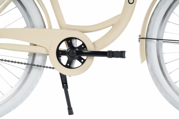 Närbild av beige cykelkedja och pedal