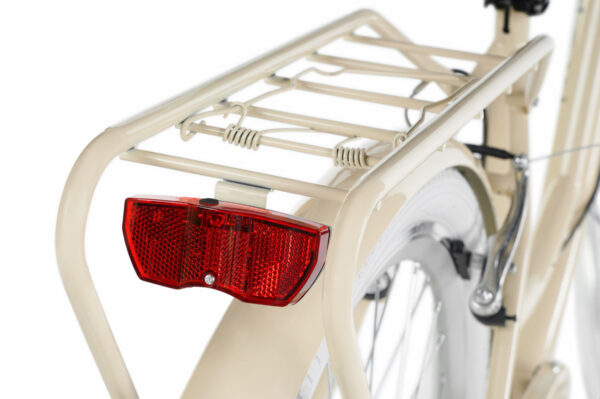 Cykel med pakethållare och röd baklykta.