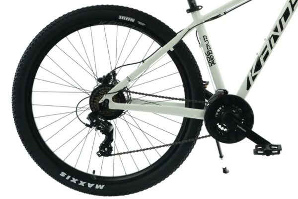 Mountainbike med svarta däck och vit ram.