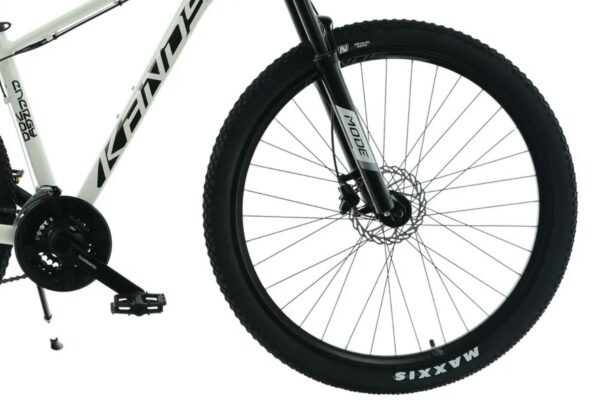 Mountainbike med MAXXIS-däck och Shimano-vevparti.