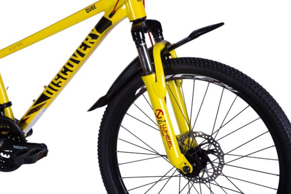 Gul mountainbike med kraftiga däck och stänkskydd.