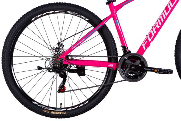 Rosa mountainbike, närbild på bakhjulet.