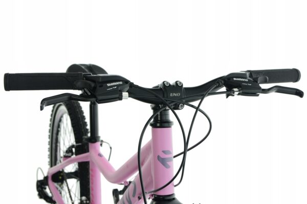 Närbild av rosa cykelstyre med Shimano-bromsar.