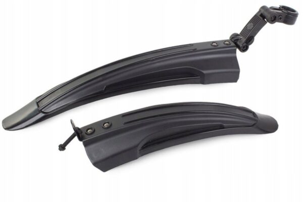 Cykelskärmar i svart plast för fram- och bakhjul.