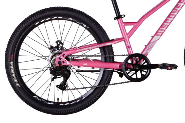 Rosa mountainbike, närbild av bakhjul och kedja.