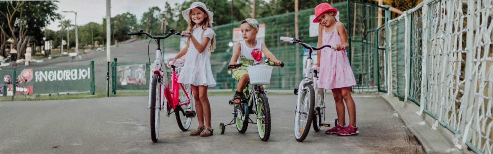 Děti na kolech v parku.