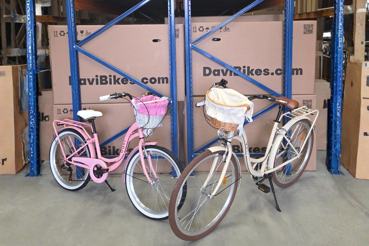 Dvě městské kola v skladu s krabicemi.