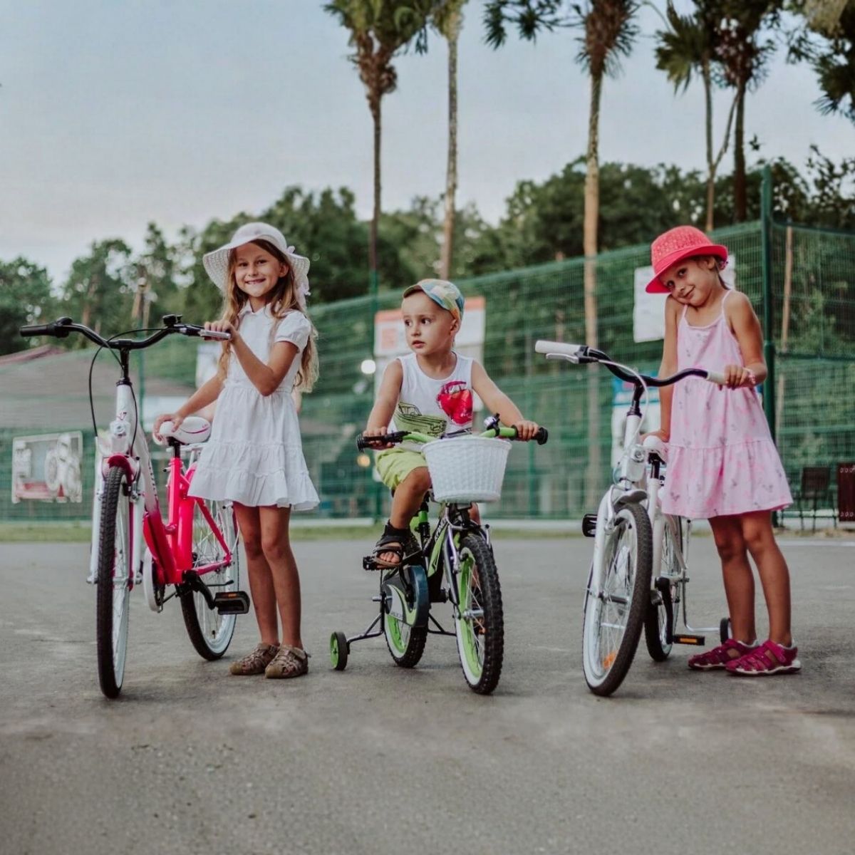 Děti na kolech v parku.