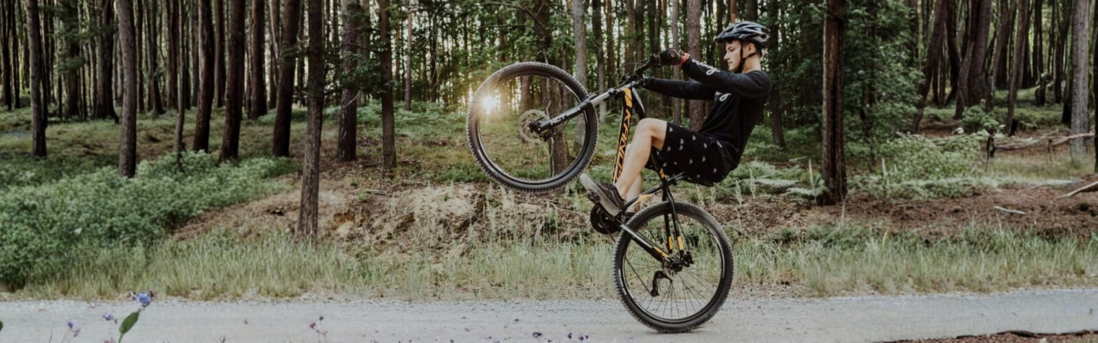 Cyklista provádí trik na horském kole.