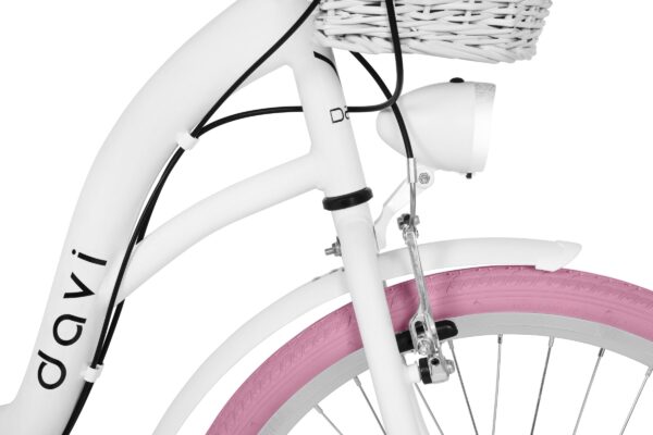 Vit cykel med rosa däck och korg upptill.