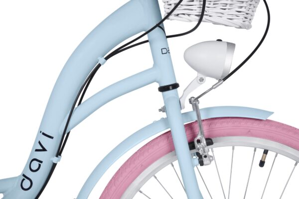 Detalj av ljusblå cykel med rosa däck.