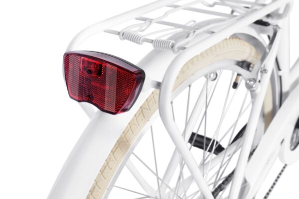 Cykelbelysning och bakhjul på vit cykel