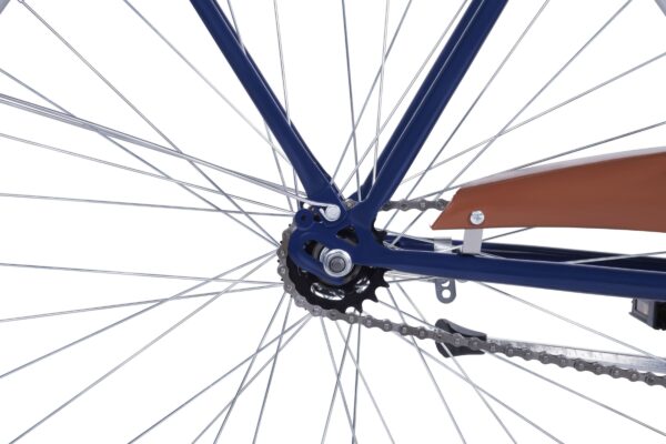 Detail bicyklu s modrým rámem a řetězem