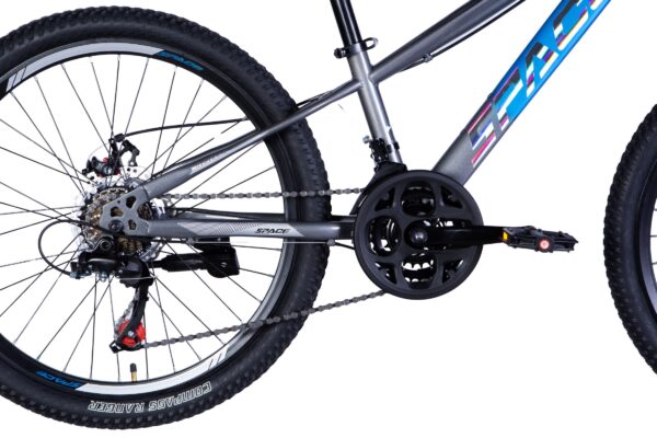 Detail jízdního kola s převodníky a řetězem.