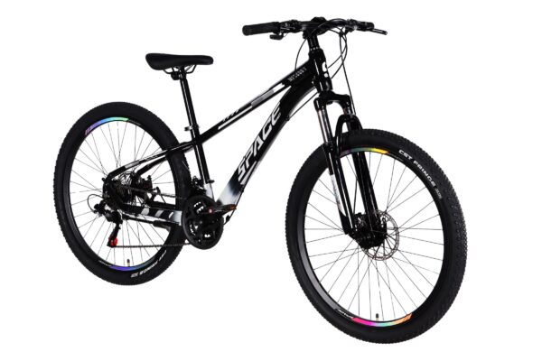 Horský bicykl s duálními ráfky a barevnými detaily
