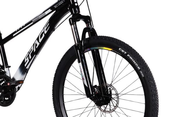 Černý horský bicykl s výraznými koly.