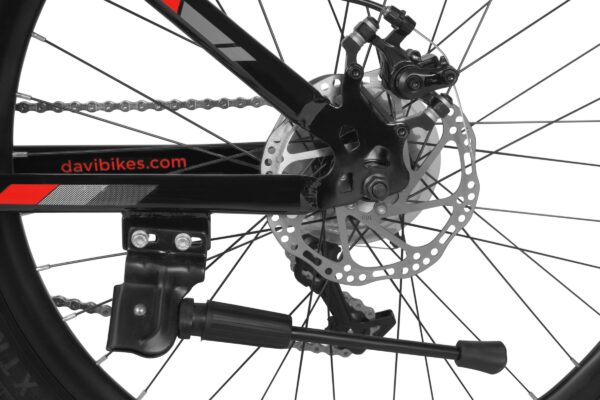 Detaliu roată bicicletă cu frână pe disc
